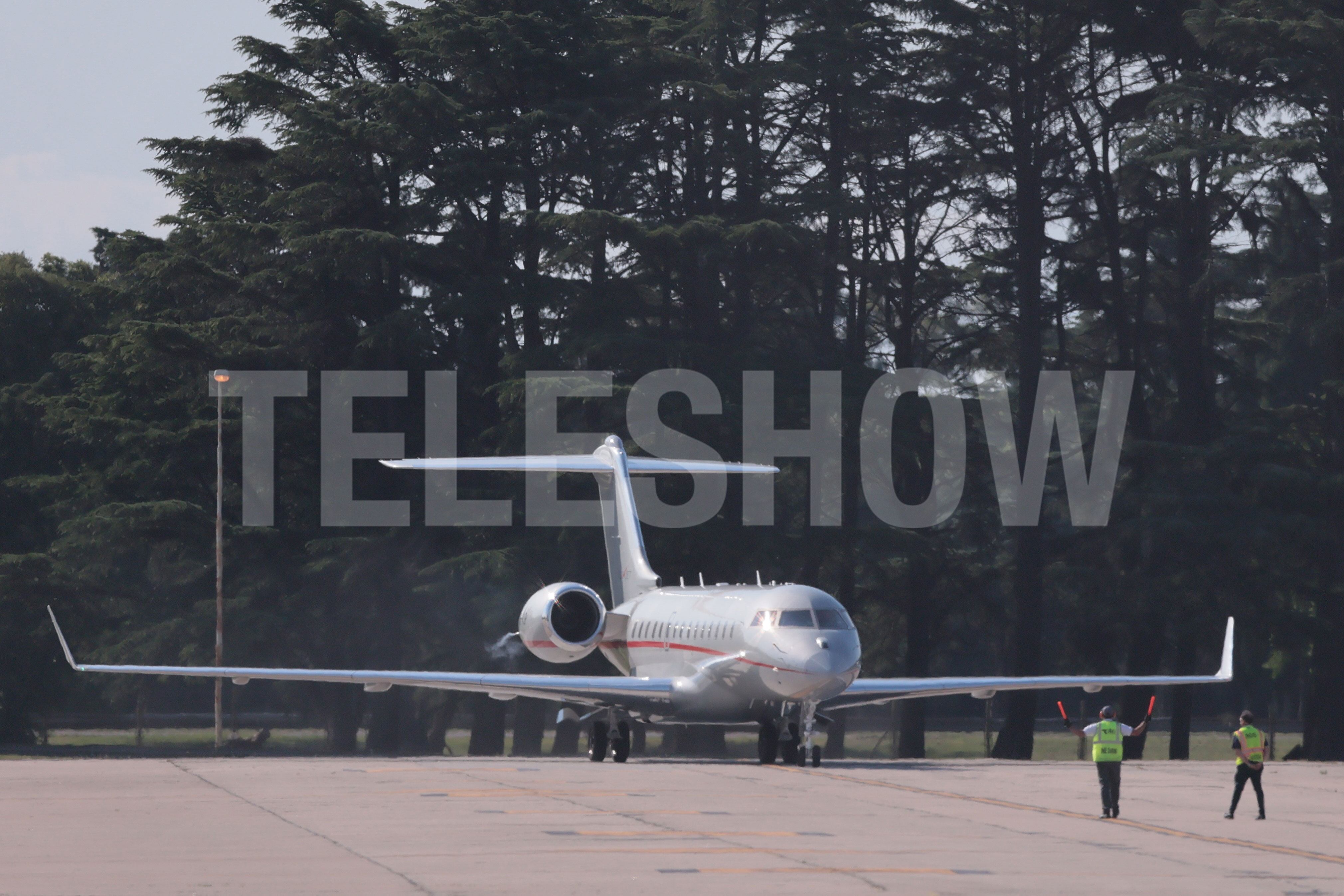 El actor, que estará presentando su segunda película como director, llegó a Ezeiza en un vuelo privado desde Los Ángeles (RSFotos)