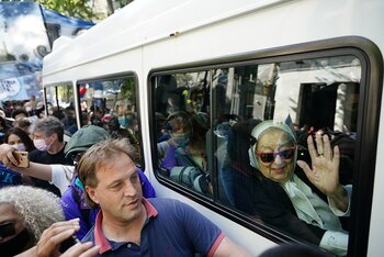 Hebe de Bonafini llegando a