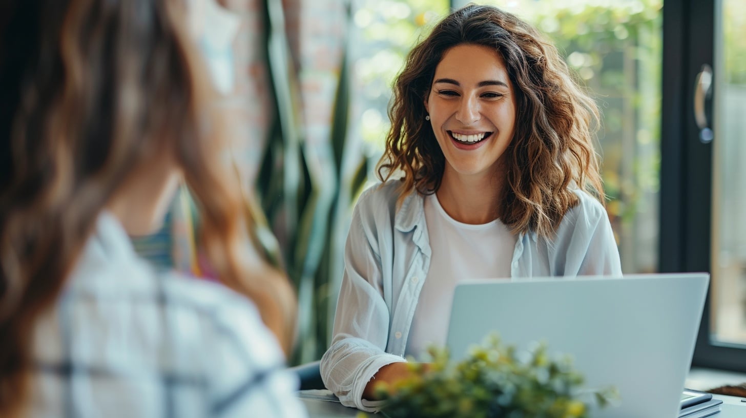 Las disculpas excesivas pueden afectar la percepción de liderazgo de las mujeres, que también enfrentan críticas cuando hablan con firmeza. (Imagen Ilustrativa Infobae)