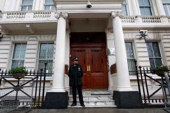 Un agente de policía frente