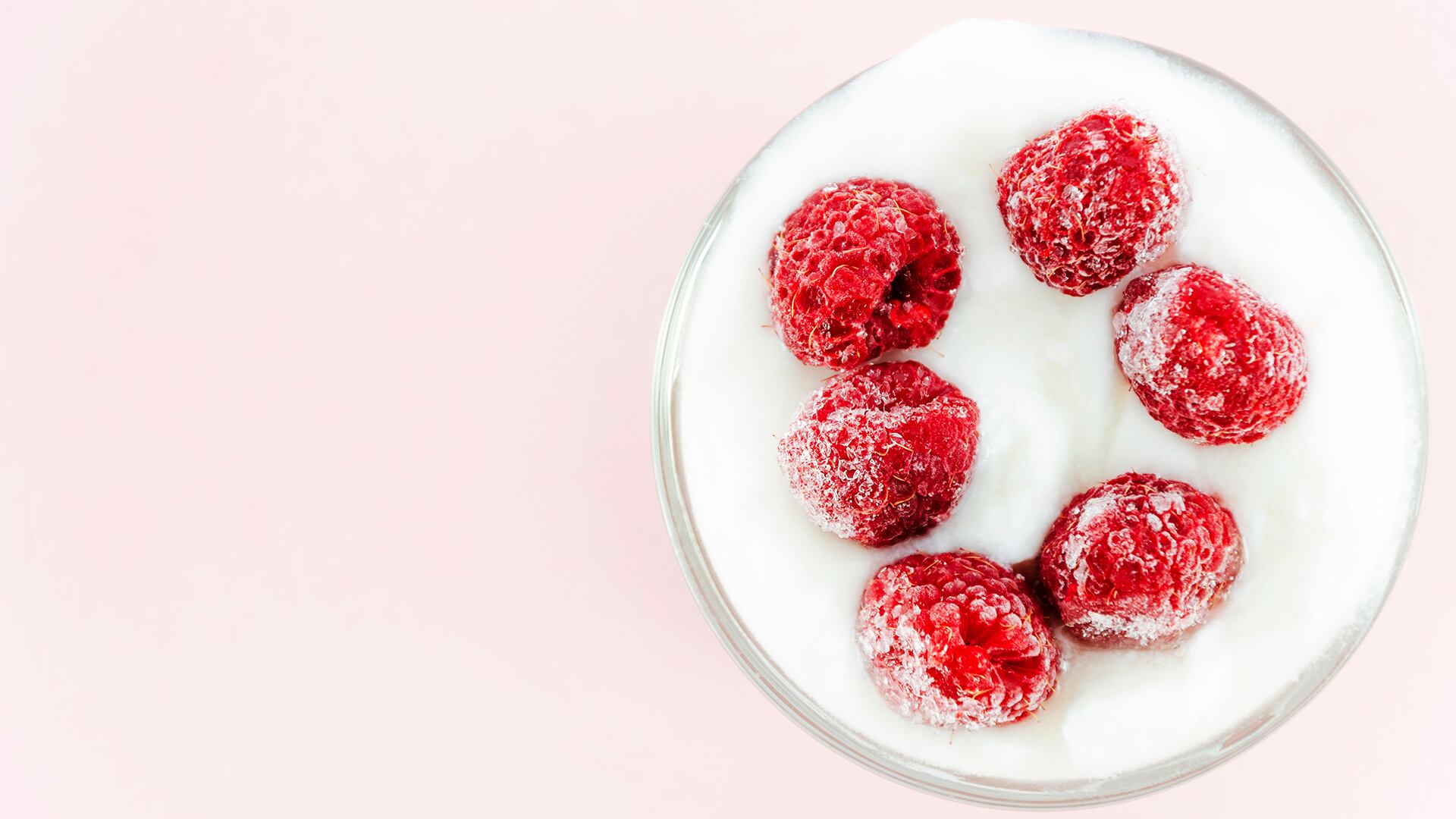 Sustituir el helado por frutos rojos congelados con kéfir introduce antioxidantes y cultivos vivos que refuerzan la microbiota intestinal (Freepik)