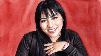 Retrato en acuarela de Blanca Adriana Vázquez Montiel, de busto frontal. Muestra su rostro redondeado, cabello negro con flequillo, labios rosas y sonrisa serena sobre un fondo rojo.