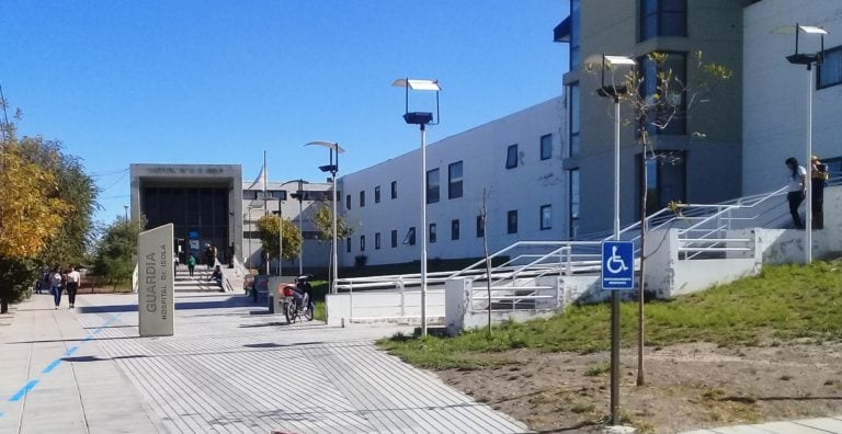 El bebé de 4 meses y su hermana de 4 años fueron internados en la guardia del Hospital Isola