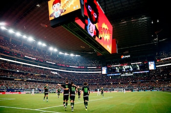 ARCHIVO - El delantero mexicano Javier Hernández (14) celebra con sus compañeros tras anotar un gol en un partido amistoso contra Argentina en el estadio AT&T en Arlington, Texas, el 8 de septiembre de 2015. (AP Foto/Tony Gutiérrez)