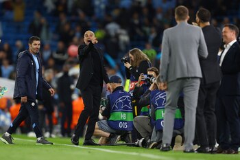 Pep Guardiola festeja la clasificación a la final de la Champions junto a Rio Ferdinand. Foto: REUTERS/Molly Darlington