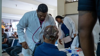 Personal de emergencia y autoridades refuerzan los controles en carreteras y zonas turísticas tras el reporte de tres fallecidos y decenas de intoxicaciones durante el inicio del operativo Semana Santa en República Dominicana. (Cortesía: Instituto Nacional de Tránsito y Transporte Terrestre)