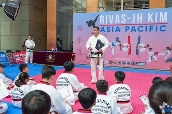 El doctor Santos Rivas dirige la academia y es reconocido como emprendedor salvadoreño en Asia.