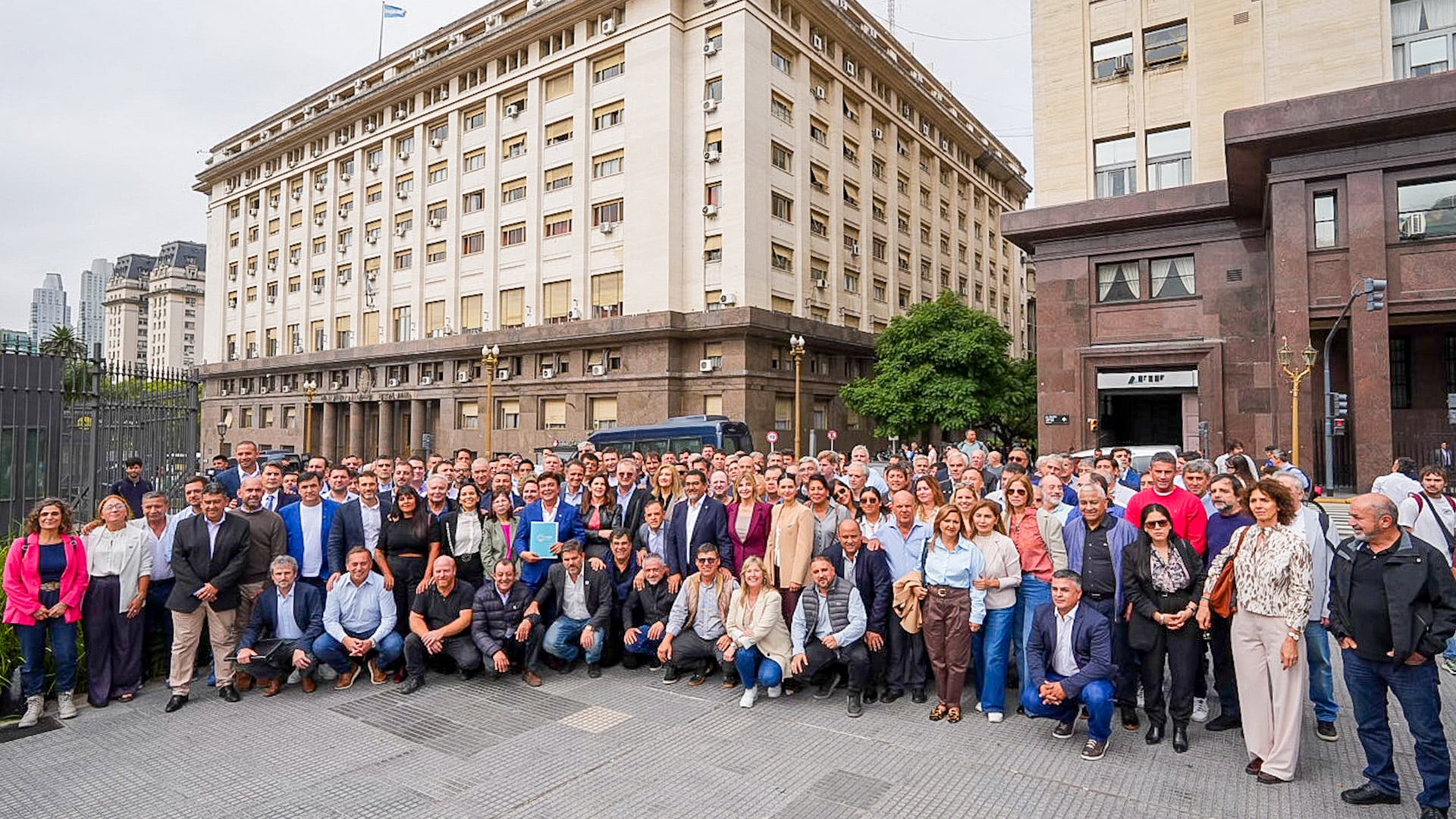 Intendentes reclamaron en la puerta de Economía con un mensaje a Caputo: “El ajuste no da para más”
