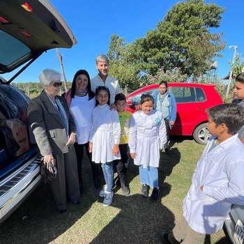 Mabel recibe las donaciones de