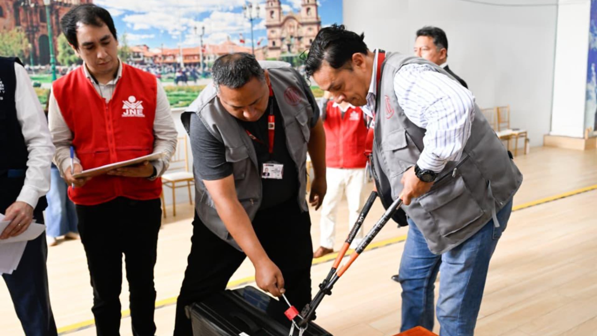Elecciones en Perú: las primeras actas del voto en el exterior llegan y se perfilan como decisivas| Cancillería