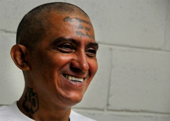 Carlos Ernesto Mojica Lechuga, alias “Viejo Lin”, fotografiado durante uno de los periodos de mayor poder de las pandillas (Cortesía Insight crime).