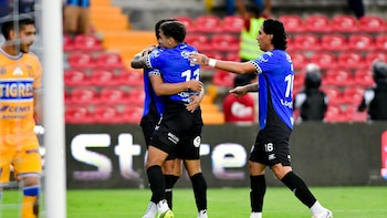 Gallos cantan al final: agónico penal sella triunfo de Querétaro sobre Tigres en la Corregidora