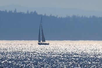 Un barco navegando en Alki Beach durante una ola de calor en Seattle, Washington en 2021 (REUTERS/Lindsey Wasson)