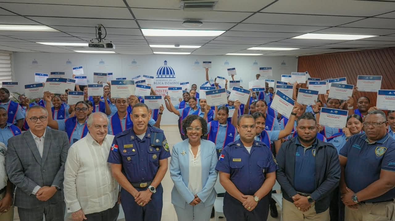 El Ministerio de Interior y Policía formó a estos jóvenes en manejo de emociones, liderazgo comunitario y resolución de disputas. Su misión es trasladar esas herramientas a sus comunidades antes de que los conflictos escalen. (Foto cortesía Ministerio del Interior)