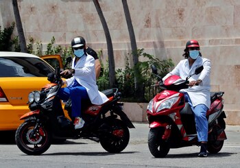 Dos trabajadores de la salud