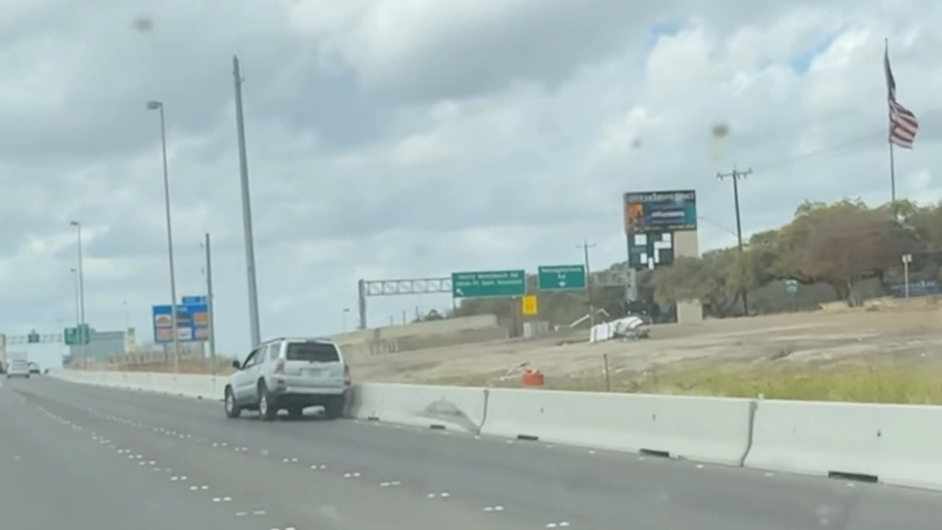 El SUV fuera de control en la autopista de Texas representaba un riesgo de múltiples choques antes de la intervención decisiva del testigo (Andrea Walker)