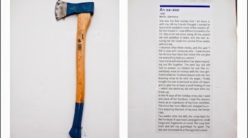 Hacha con cabeza azul y mango de madera. A su derecha, un texto en inglés titulado 'An ex-axe' con fecha 1995 y lugar Berlín, Alemania.