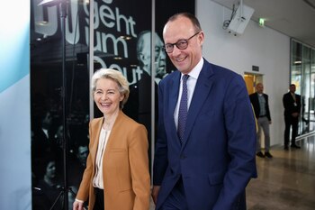 La Presidenta de la Comisión de la UE, Ursula von der Leyen, camina junto al líder del partido Unión Demócrata Cristiana (CDU) de Alemania, Friedrich Merz, mientras asiste a la reunión de liderazgo de la CDU en Berlín, Alemania, el 19 de febrero de 2024. REUTERS/Liesa Johannssen
