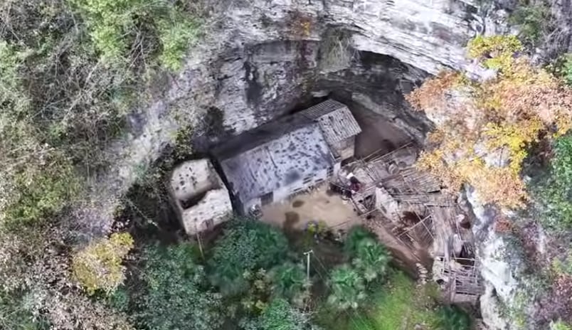 Vive solo en una cueva desde hace 50 años con agua propia, electricidad y una vida al margen del mundo: “La ubicación es perfecta”