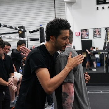 Rafael “Divino” Espinoza prepara la quinta defensa de su título pluma de la OMB con un nuevo equipo y una meta definida: aprender al lado de Saúl “Canelo” Álvarez (Instagram | Divino Espinoza)