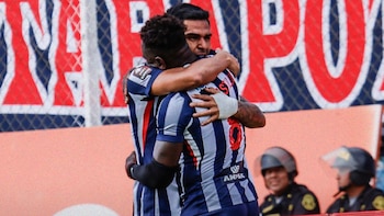 Luis Ramos abrazando a Eryc Castillo tras su conquista ante ADT. - Crédito: Liga 1