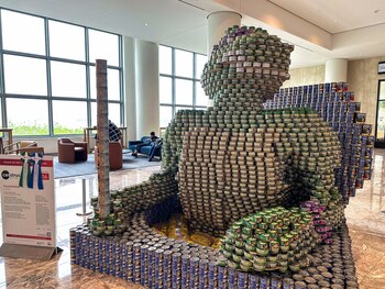 Una escultura hecha con latas