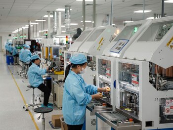 Trabajadores construyen ventiladores para servidores en la fábrica de Asia Vital Components Co. (AVC) en la comuna de Hoang Dong, en el distrito de Duy Tien, provincia de Ha Nam, Vietnam (Bloomberg/Archivo)