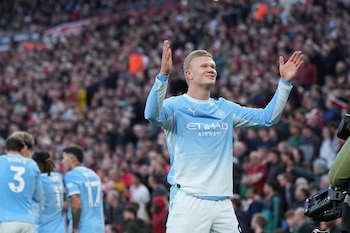Erling Haaland celebra tras anotar el primer gol del Manchester City en la victoria 3-0 ante Liverpool en la Liga Premier, el domingo 11 de octubre de 2026, en Liverpool. (AP Foto/Jon Super)