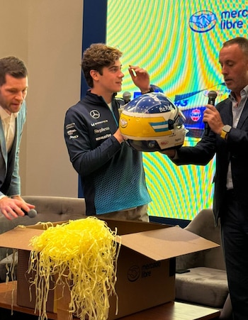 Franco Colapinto mostrando el diseño