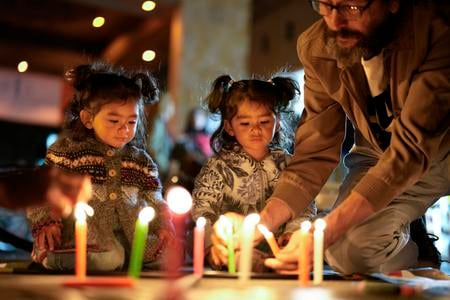 Miles de luces y farolitos encienden el Día de las Velitas, inaugurando las fiestas decembrinas en las principales ciudades de Colombia - crédito Fernando Vergara/AP