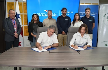 El ministro de Ambiente, Juan Carlos Navarro, y Mirei Endara de Heras, presidenta de Marea Verde, firmaron el convenio "Siete Cuencas". (MiAmbiente)