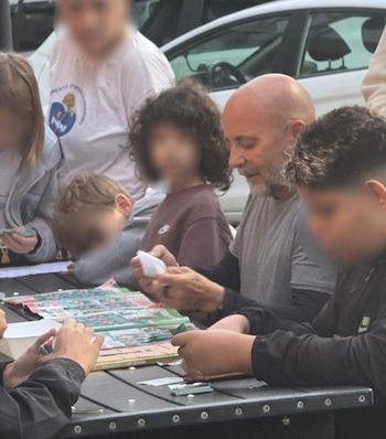 Jorge Sampaoli reapareció en una salida familiar e intercambió figuritas (Foto: felps/@quejogada)