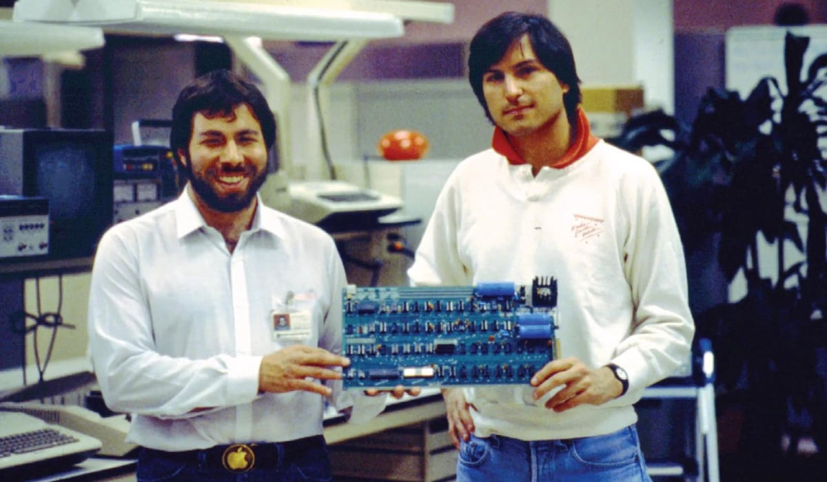 Steve Wozniak y Steve Jobs con la tarjeta principal de la Apple I. (Apple)
