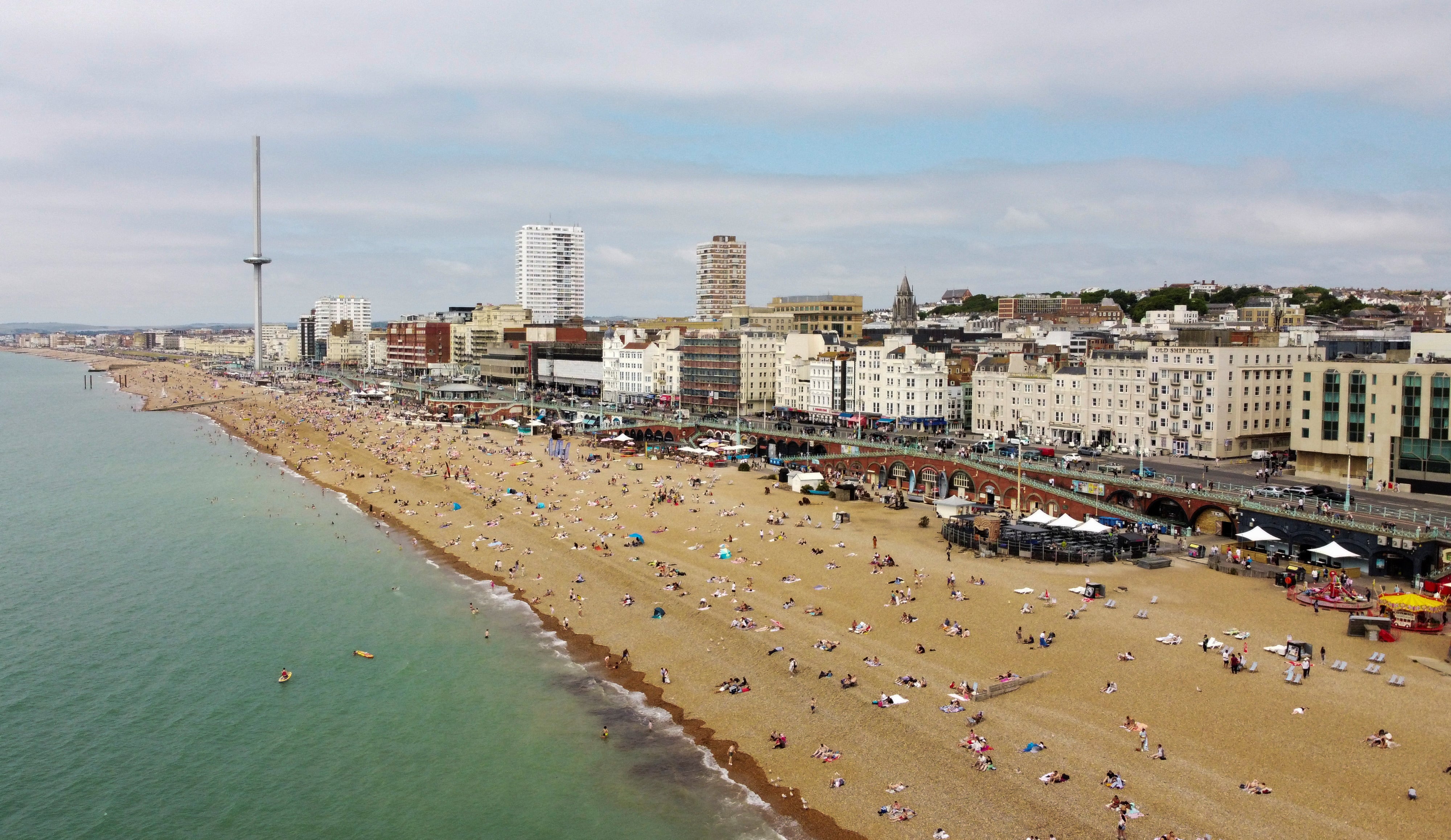 Brighton se reafirma como capital LGBTQ+ del Reino Unido, ofrece noches temáticas, raves de pintura y una amplia variedad de pubs y bares (REUTERS/Carlos Jasso)