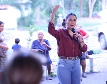 Diana Zepeda no informa el origen del dinero entregado a comerciantes.
