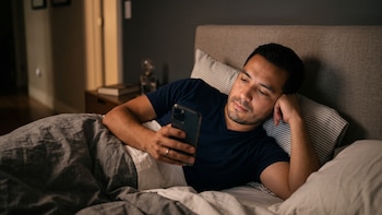 Una hora que vale oro: por qué lo que hacemos antes de ir a dormir puede arruinar el descanso, según los especialistas en sueño