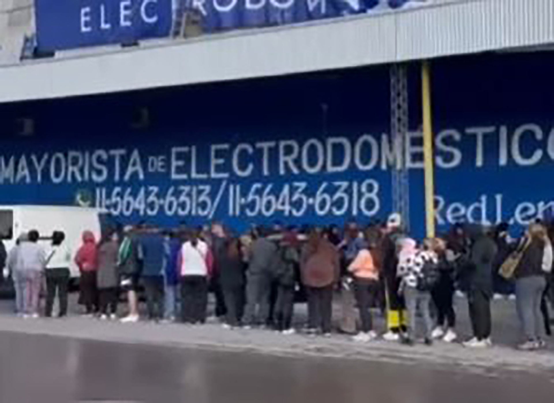 Postulantes esperaron durante horas en la vereda de la sede de Red Lenic para entregar su currículum en la búsqueda de un empleo formal