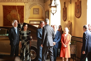 El rey Felipe VI saluda