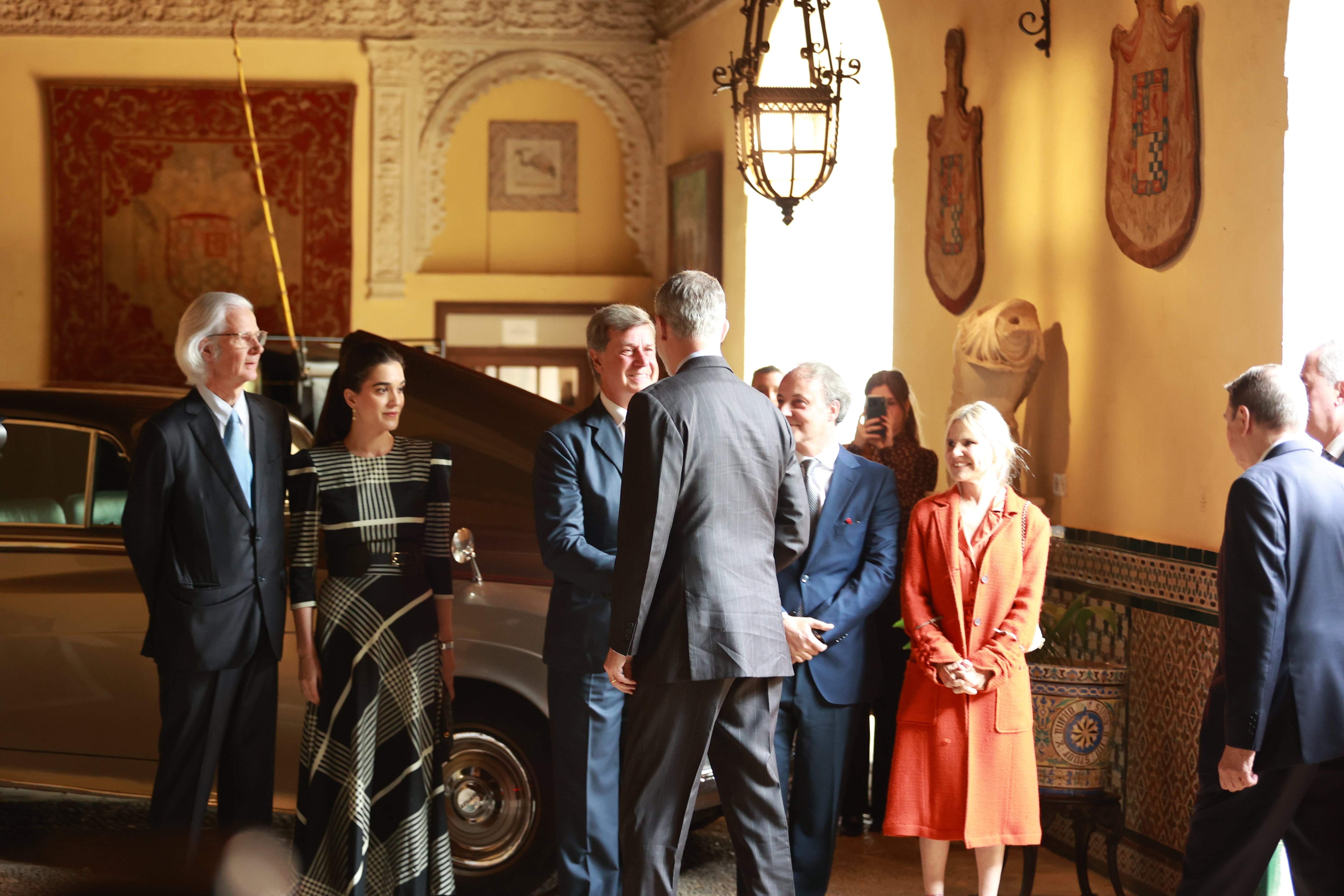 El rey Felipe VI saluda a Cayetano Martínez de Irujo (Europa Press)