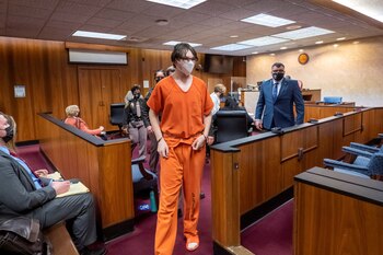 Ethan Crumbley sale de una