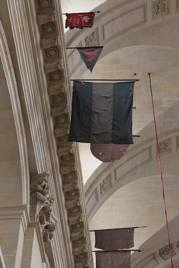 la bandera agujereada por una