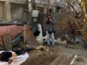 Abd, frente a un cadáver