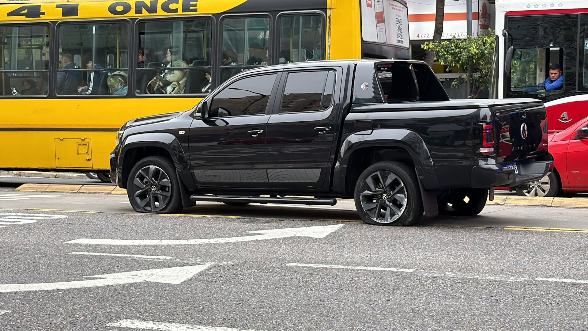 La camioneta en la que viajaban los sospechosos terminó con sus cuatro neumáticos pinchados, luego de que el personal de la Policía de la Ciudad disparara contra el vehículo para frenar su fuga.