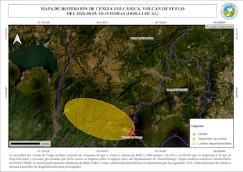Mapa satelital de Guatemala con la ubicación del Volcán de Fuego y una zona amarilla que indica la dispersión de ceniza, con coordenadas y escala