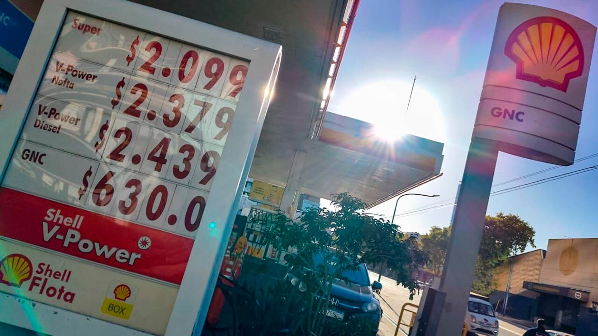 Un cartel luminoso muestra los precios actualizados de la gasolina Súper, V-Power Nafta, V-Power Diesel y GNC en una estación de servicio Shell bajo un cielo soleado. (Adrián Escandar)