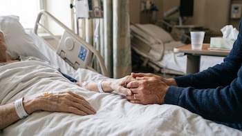Por qué algunos pacientes con demencia recuperan una lucidez repentina cerca del final de sus vidas