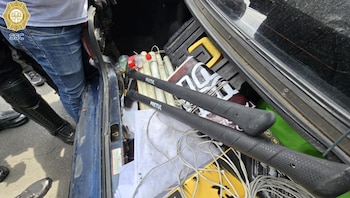 En una cajuela fueron encontrados estos artefactos de choque a manifestantes que se dirigían a concentración de la CNTE Foto: SSP_CDMX