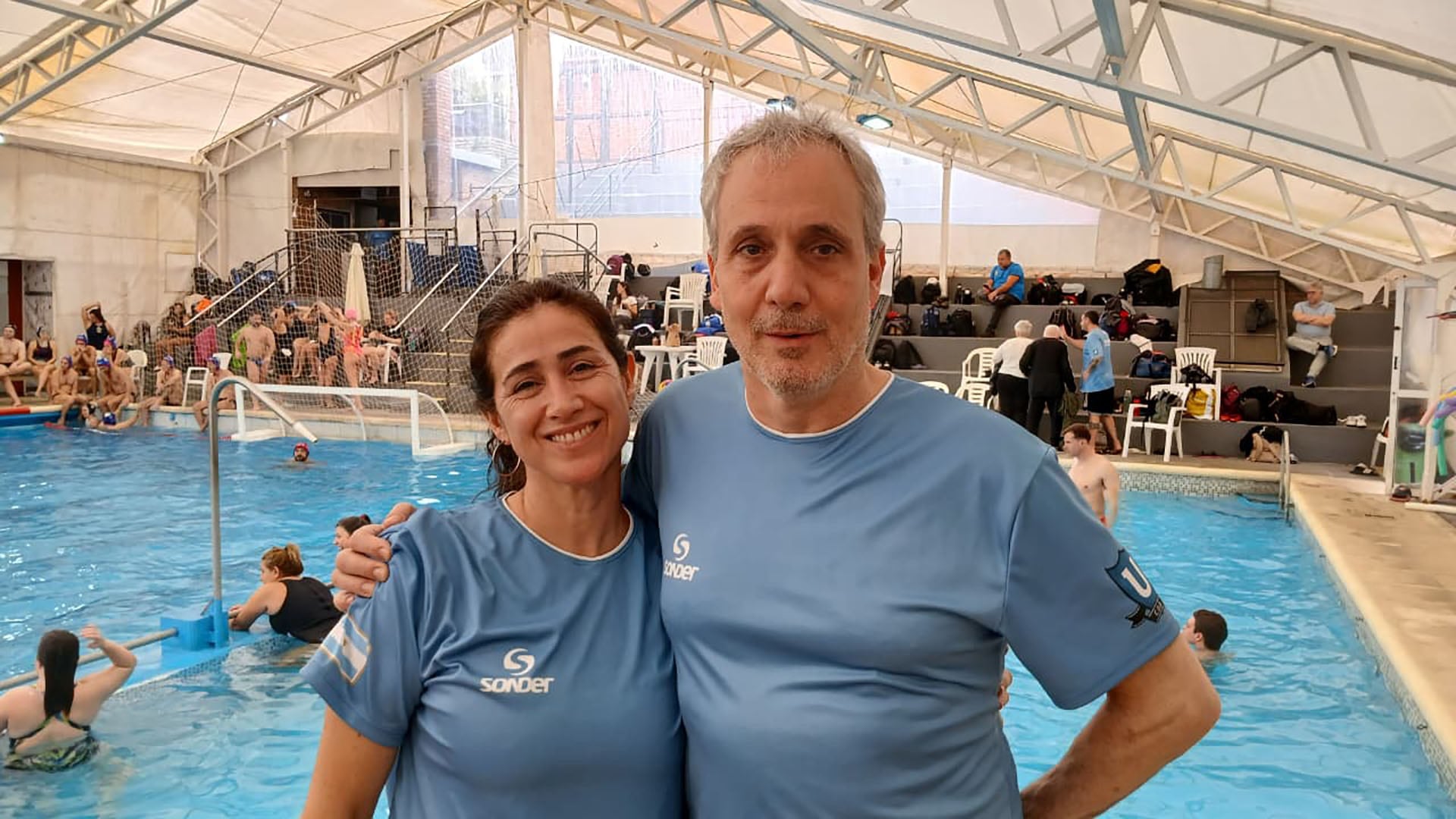Araceli y Carlos: el encuentro de waterpolo master reunió a personas de distintas edades, en su mayoría mayores de 50, y fortaleció una comunidad deportiva.