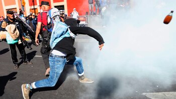 Grupo anarquista se confronta con la policía en mitin conmemorativo de la matanza de Tlatelolco