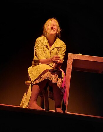 "Ella amasa la masa", en